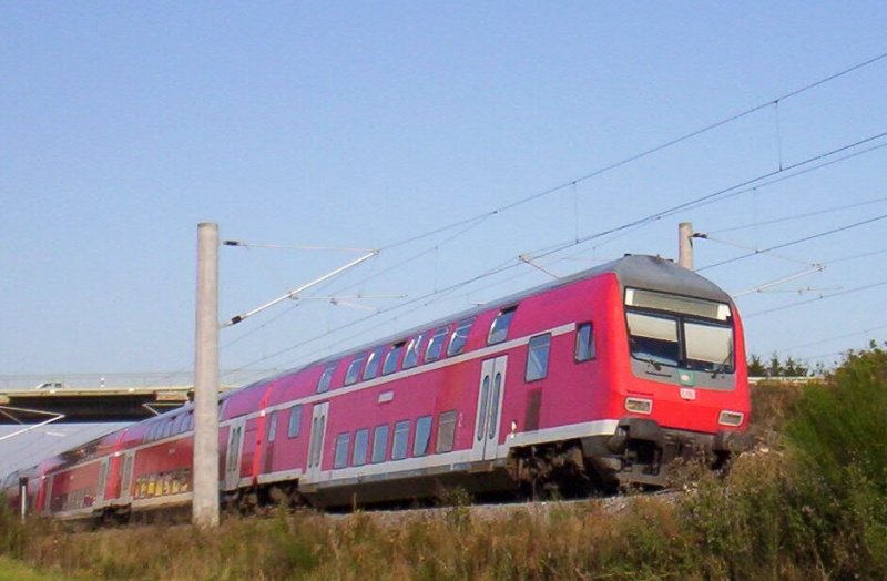 Ein 761.2 Steuerwagen legt sich auf dem Weg nach Aachen Hbf als RE 9 bei Merzenich in die Kurfe.