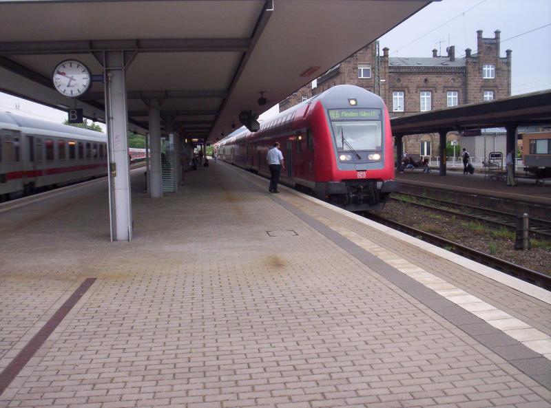 Ein 763.3 an seiner Endstation Minden(Westf). Der grade angekommene RE 6  Westfalen-Express  fhrt nach einer Stunde Pause wieder zurck Richtung Dsseldorf Hbf. Frhjahr 2005