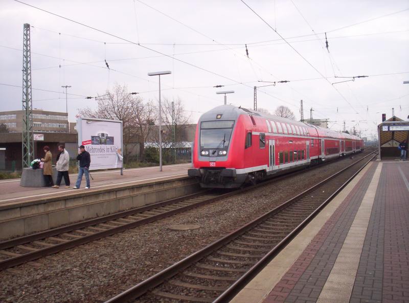 Ein 763.6 bei der einfahrt in Dormagen als RE 7 nach Krefeld am 12.04.2006