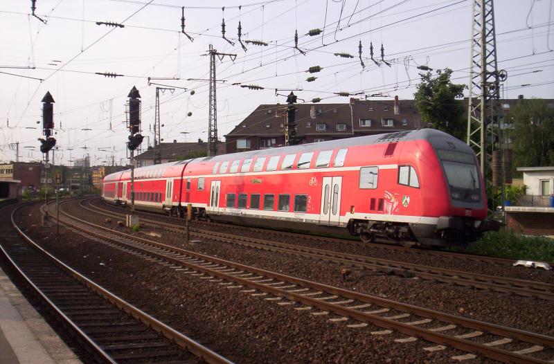 Ein 763.6 Steuerwagen bildet das Schlussliocht am RE1 von Aachen nach Hamm(Westf) als er gerade durch Dsseldorf-Volksgarten fhrt. 29.05.2005