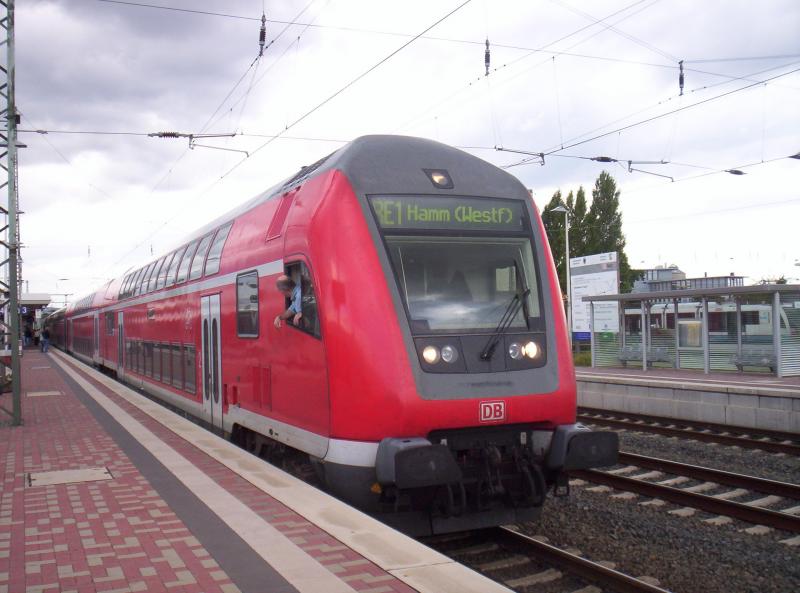 Ein 765.5 als RE 1 nach Hamm(Westf) am 25.09.2005 in Dren.