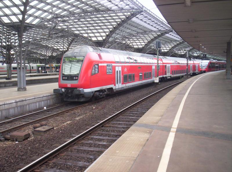 Ein 765.5 als Schlusslicht des RE 5  Rhein-Express  bei der Einfahrt in Kln Hbf im Sommer 2005