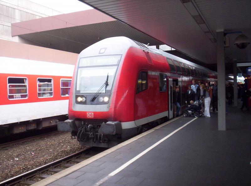 Ein 765.5 Doppelstock Steuerwagen und 4 anderen Mittelwagen steht in Dsseldorf Hbf beim Fahrgastwechsel und wartet auf die Weiterfahrt nach Emmerich. Sommer 2005