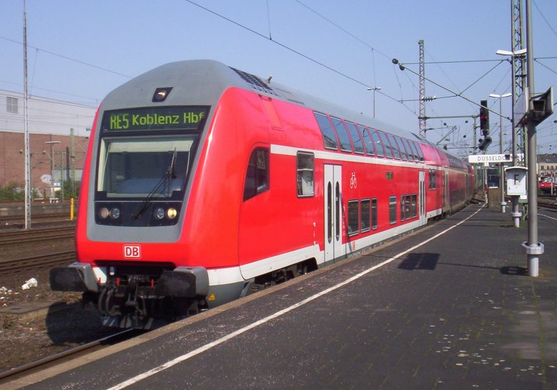 Ein 765.5 Doppelstock Steuerwagen bei der Einfahrt als RE5  Rhein-Express  in den Dsseldorfer Hbf am 02.04.2007