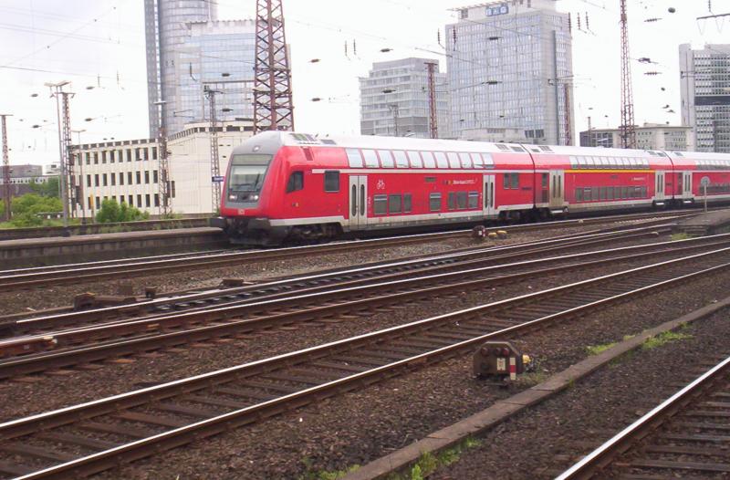 Ein 766.2 Doppelstock Steuerwagen verlsst als RE2 den Hbf von Essen in Richtung Mnster(Westf). 22.05.2005