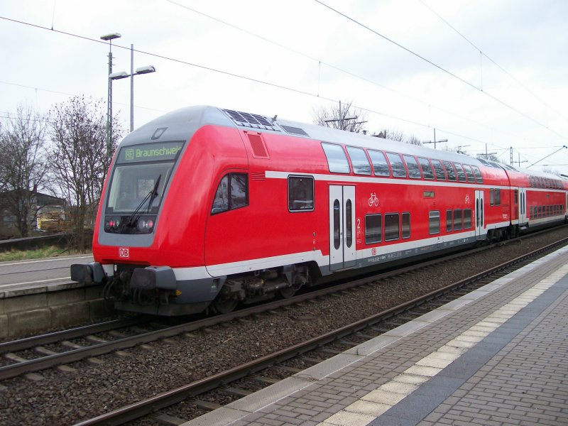 Ein 766.4 als Endwagen des RE 60 nach Braunschweig Hbf in Bckeburg. 4.1.2007