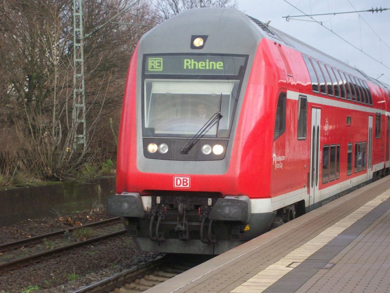 Ein 766.4 Steuerwagen an der Spitze des RE 60 nach Rheine im Bahnhof Bckeburg am 4.1.2007
