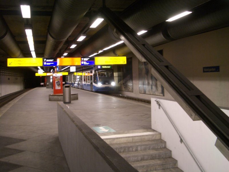 Ein 9er, wegen des Zrimaratons verkehrte dieses Tram nur bis Bellevue antstatt bis Heuried. Aufgenommen in der unterirdisch Station Waldgarten.