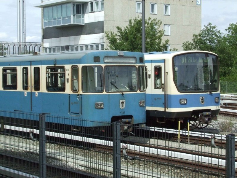 Ein A- und B-Zug der U-Bahn Mnchen abgestellt am Bahnhof Frttmaning (30.06.2007)