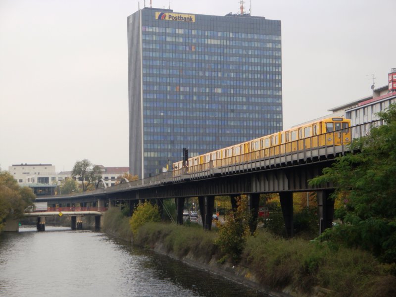 Ein A3-Zug im Einsatz auf der Linie U1 zwischen Hallesches Tor und Mckernbrcke. 22.10.09