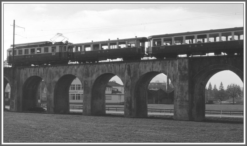 Ein ABDeh 4/4 der SGA hat soeben den Sitterviadukt in Appenzell berquert. Einer der beiden 4-achser weist noch offene Plattformen auf. (Archiv H.Graf Mai 1977)
