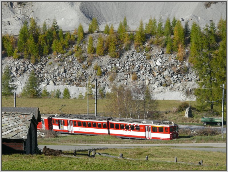Ein ABDeh 8/8 befrdert einen Gterzug ber die Gegensteigung bei Randa Richtung Visp. Die Steigung nach dem Bahnhof Randa wurde ntig nach dem grossen Bergsturz von 1991 und dient der Umfahrung des riesigen Schuttkegels. (20.10.2007)