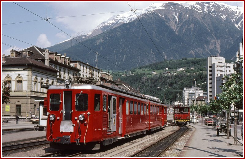 Ein ABDeh 8/8 der BVZ und der Rangiertraktor der FO warten auf die nchsten Zge in Brig. (Archiv 06/77)