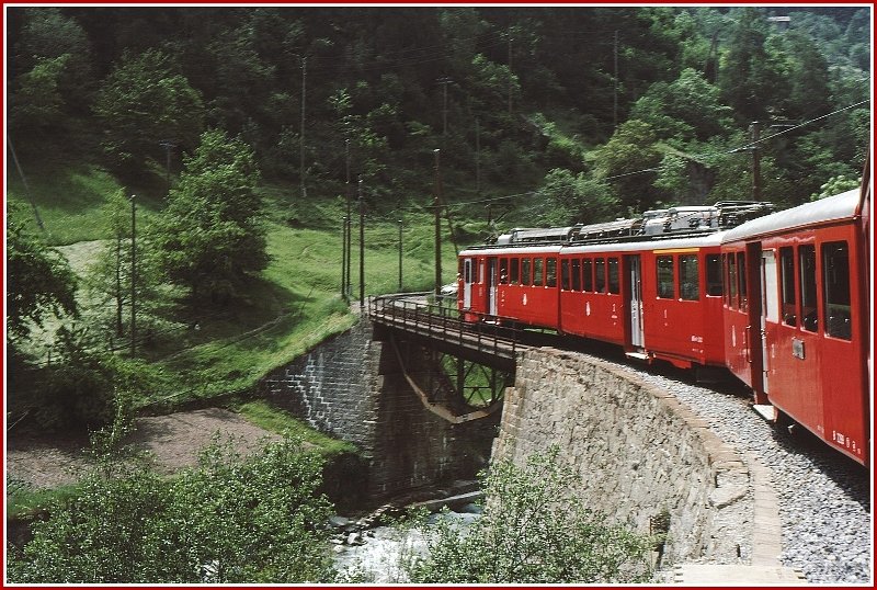 Ein ABDeh 8/8 berquert die Matter Vispa auf der Kipfenbrcke zwischen Kalpetran und St.Niklaus auf dem Weg nach Zermatt. (Archiv 06/77)