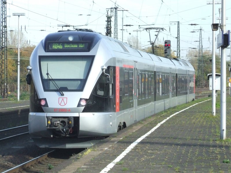 Ein Abellio aus Bochum fhrt in den Bahnhof Wanne-Eickel ein... (31.10.2007)