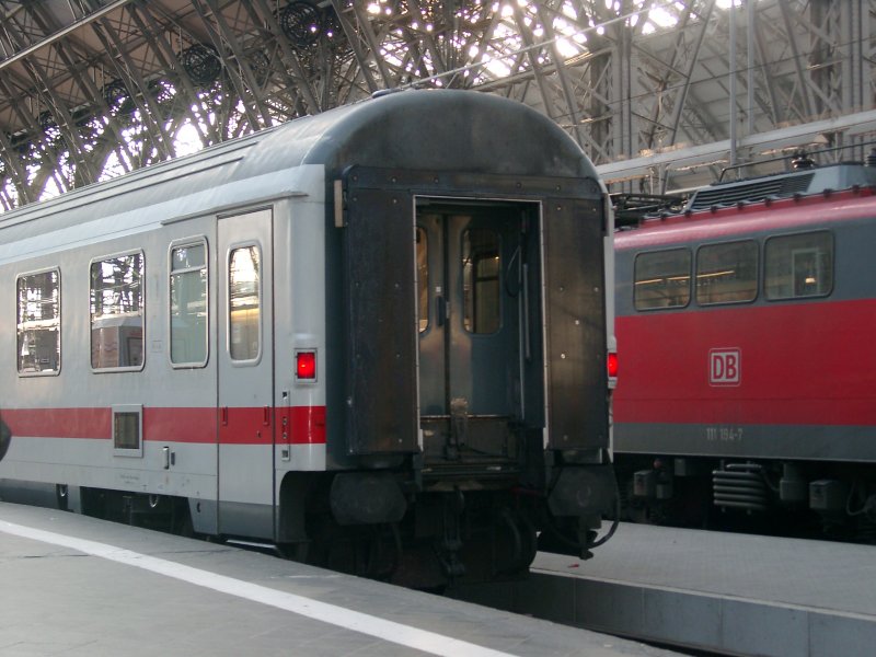 Ein abfahrbereiter Ic endwagen im frankfurter hbf.
zuglok ist eine 101.