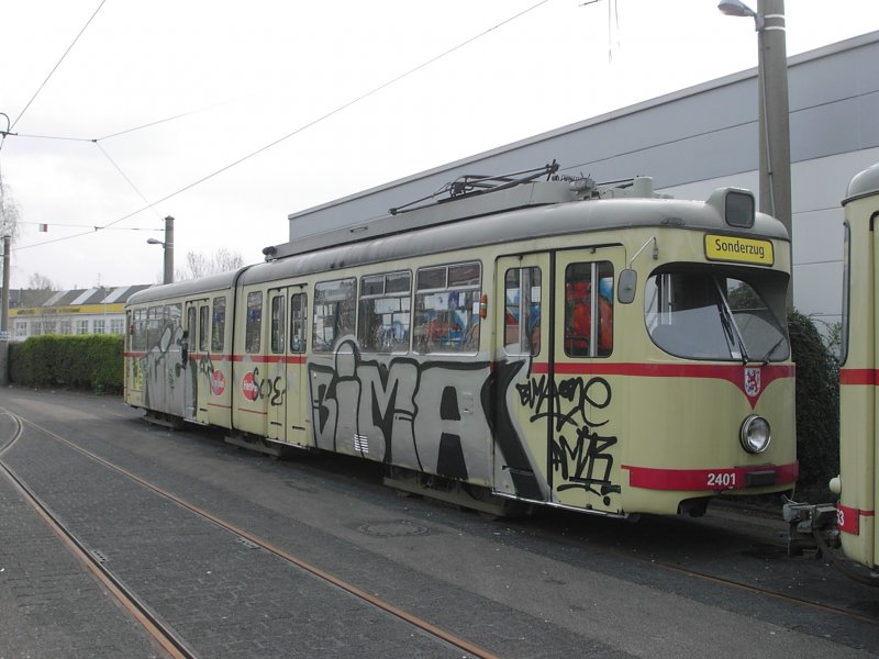 Ein abgestellter DUEWAG-Einrichtungs-GT6 der Rheinbahn neben der Wendeschleife am Rheinbahnhaus in Dsseldorf-Oberkassel am 29.03.2003.
