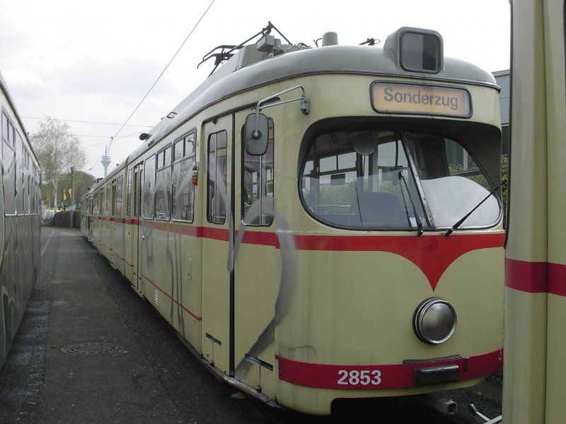 Ein abgestellter DUEWAG-Einrichtungs-GT8 der Rheinbahn neben der Wendeschleife am Rheinbahnhaus in Dsseldorf-Oberkassel am 29.03.2003.