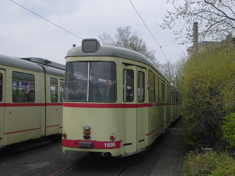 Ein abgestellter DUEWAG-Groraumbeiwagen der Rheinbahn neben der Wendeschleife am Rheinbahnhaus in Dsseldorf-Oberkassel am 29.03.2003.
