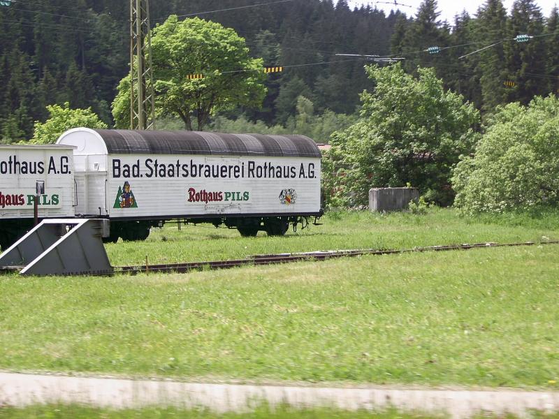 ein abgestellter Rothaus (Brauerei) Wagen steht in Seebrugg (Endbahnhof der Strecke Titisee - Seebrugg) gaaaaanz hinten am Ende. 