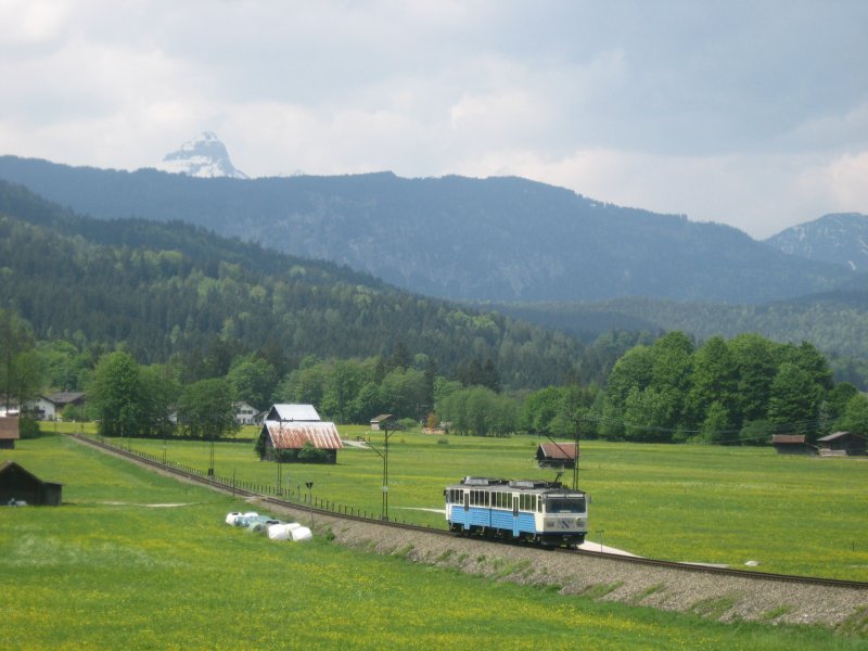 Ein lterer Doppeltriebwagen auf dem Weg von der Haltestelle Kreuzeck-Alspitzbahn nach Grainau, 16.5.2008