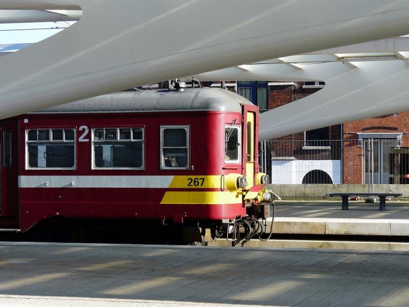 Ein lteres Modell eines Triebzuges unter dem modernen berdach des Bahnsteiges in Lige Guillemins. 17.02.08