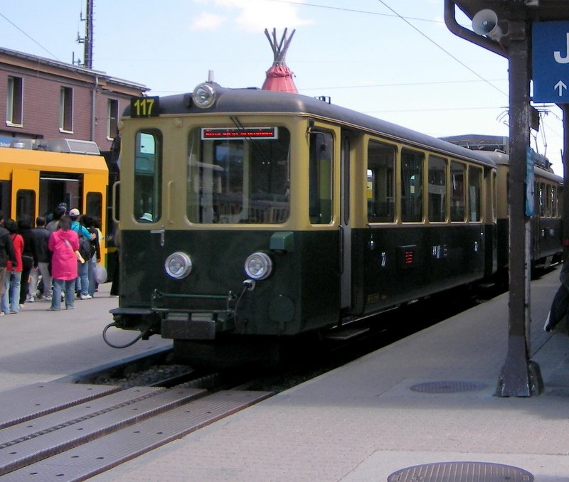 Ein lteres Modell der Wengernalpbahn steht abgestellt vor dem Bahnhof auf der Kleinen Scheidegg am 06.08.07. 