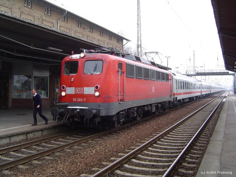 Ein uerst seltener Gast in Mecklenburg-Vorpommern! BR 110 203 steht hier am 26.01.04 im Greifswalder Hbf mit einem Leerzug bestehend aus 13 ehemaligen InterRegio-Wagen, welche alle Z-gestellt wurden und nun berfhrt werden. Leider kann ich keine Aussage darber machen, wohin diese Waggons berfhrt wurden. Links ist zu sehen, wie der Lokfhrer schnell aus der Lok hpfte, um sich eine kurze Kaffeepause zu gnnen.