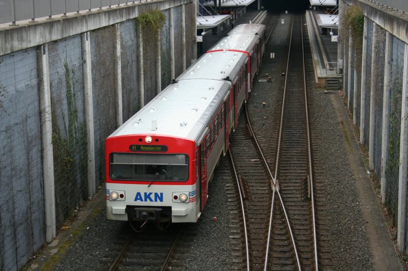 Ein AKN-Zug der Linie A1 fhrt am 19.4.2008 aus dem Bahnhof Henstedt-Ulzburg nach Neumnster.
