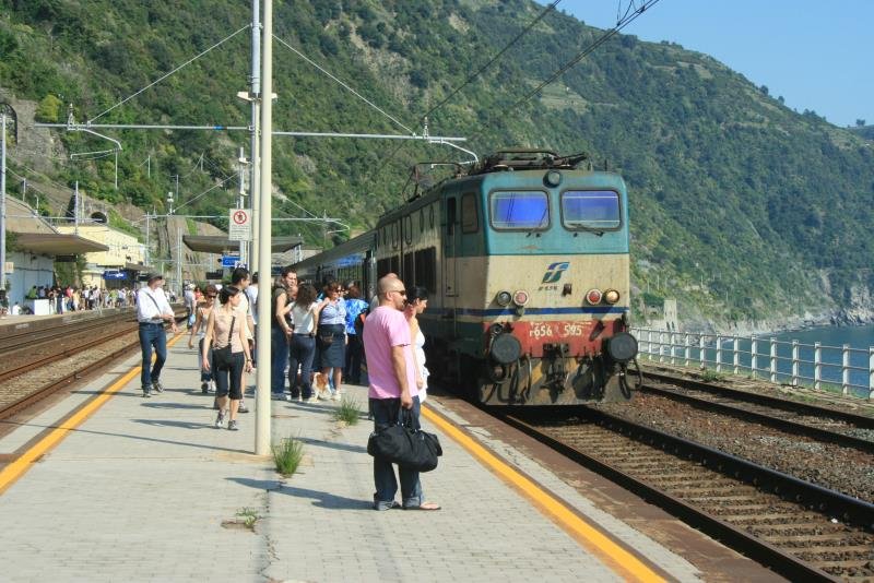 Ein Albtraum f�r jeden Lokf�hrer - die Einfahrt an einem �berf�llten Bahnsteig. Die Menschen stand wie die Sardinen in einer B�chse. Ich schaute mir die Situation an. Aber der Lokf�hrer rauchte entspannt eine Zigerette in der T�r von E 656 595, w�hrend das Zugpersonal verzweifelt versuchte alle Passagiere heile an Bord zu bekommen; Corniglia, 02.05.2009