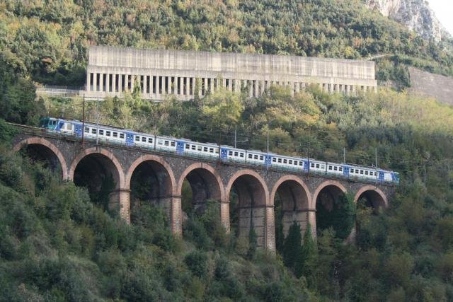 Ein Ale 642 berquert das Viadukt bei Cava de Terreni auf der strecke Napoli - Salerno; 11.11.2007