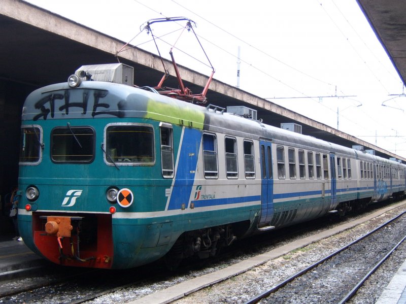 Ein Ale 801 Regionalzug am 28.05.2009 in Roma Termini.