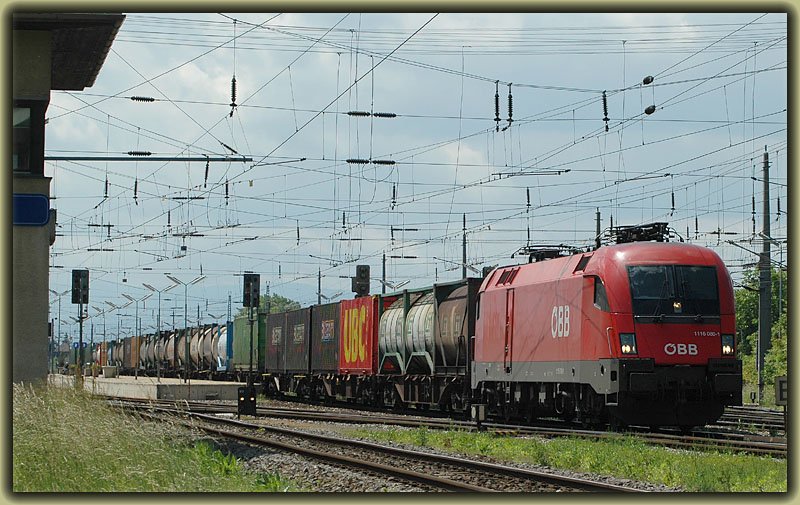 Ein Alltagsbild aus Ebenfurth. Mit Anlauf und gesenktem Stromabnehmer rollt 1116 080 am 10.6.2006 aus dem Bahnhof Ebenfurth. Der Grund fr den gesenkten Stromabnehmer: Das andere Stromsystem, welches die sterreichisch/ungarische GySEV verwendet.