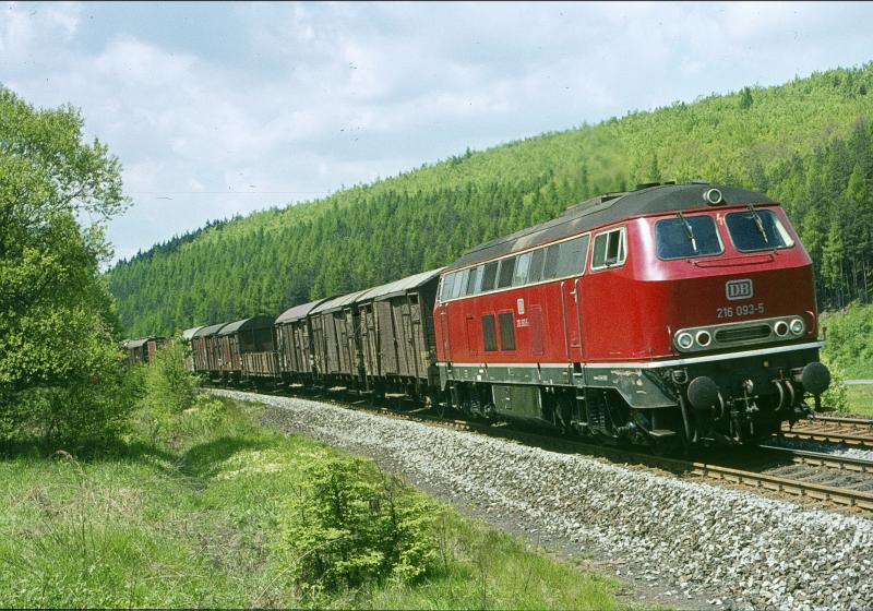 Ein alltgliches Bild ? ja und nein. Ich stehe auf dem Sockel des Signalausleger der ehemalig dreigleisigen Strecke zum Hnebachtunnel. Hier genau an dieser Stelle wurde im Sommer 1939 kurz vor Kriegsbeginn die Dampfmotor-Lok 19 001 von Henschel fahruntauglich, und mute abgeschleppt werden. Das Bild mit der unter dem Signal-Ausleger stehenden Stromlinien Lok ging damals duch die Weltpresse.