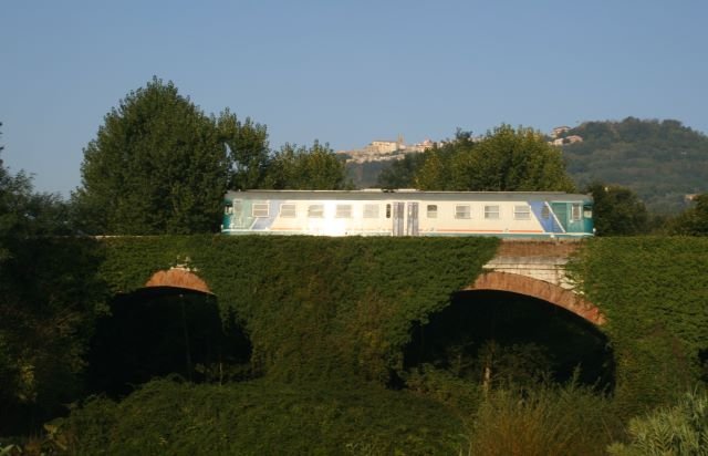 Ein Aln 668 auf der zugewachsenen Bogenbrcke in Ponte del Sobato; 17.09.2007