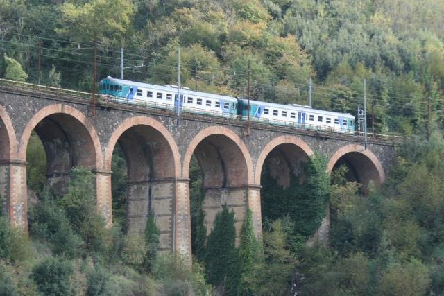 Ein Aln 668 berquert das Viadukt bei Cava de Terreni auf der Strecke Napoli - Salerno; 11.11.2007