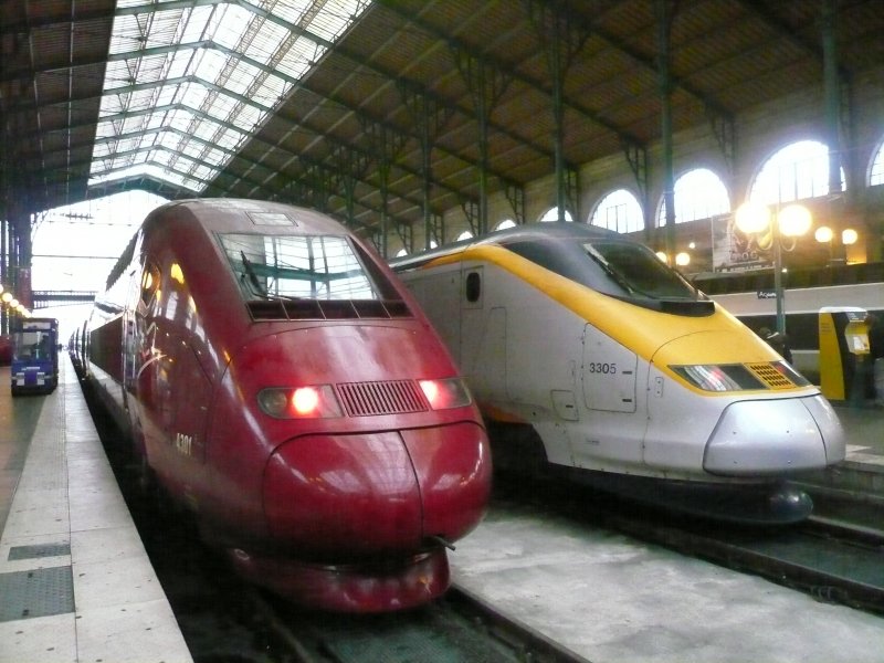 Ein als TGV benutzter Eurostar steht am 28.2.2008 neben einem Thalys  im Pariser Gare du Nord