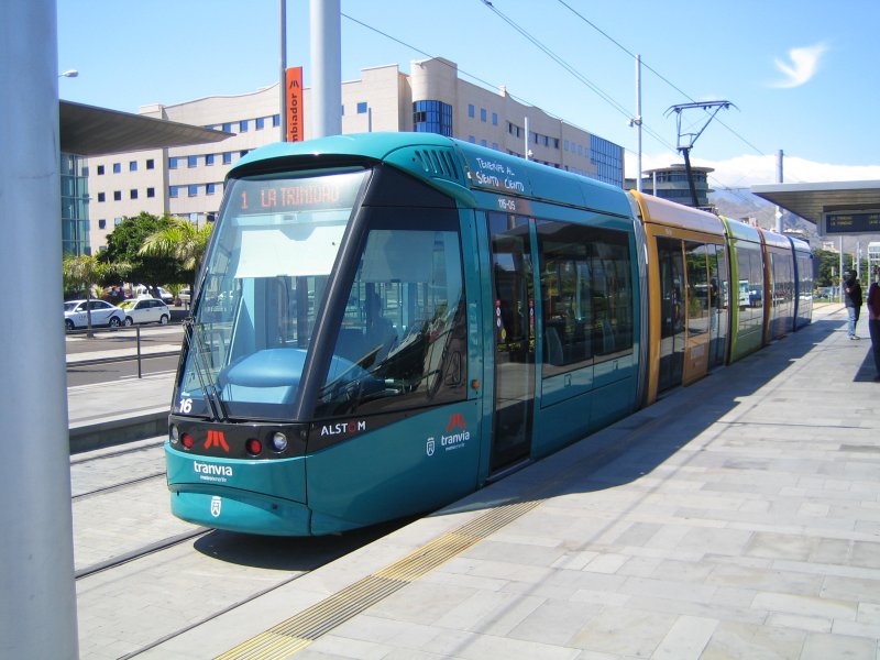 Ein Alstom Tw der  Tranvia  als Linie 1 vor der Abfahrt nach La Laguna zur Endhaltestelle  La Tinidad . Die Strecke ist knapp 13 km lang und wird bei Steigungen bis zu 8,5% in rd 35 Minuten zurckgelegt.(Mai 2009)   