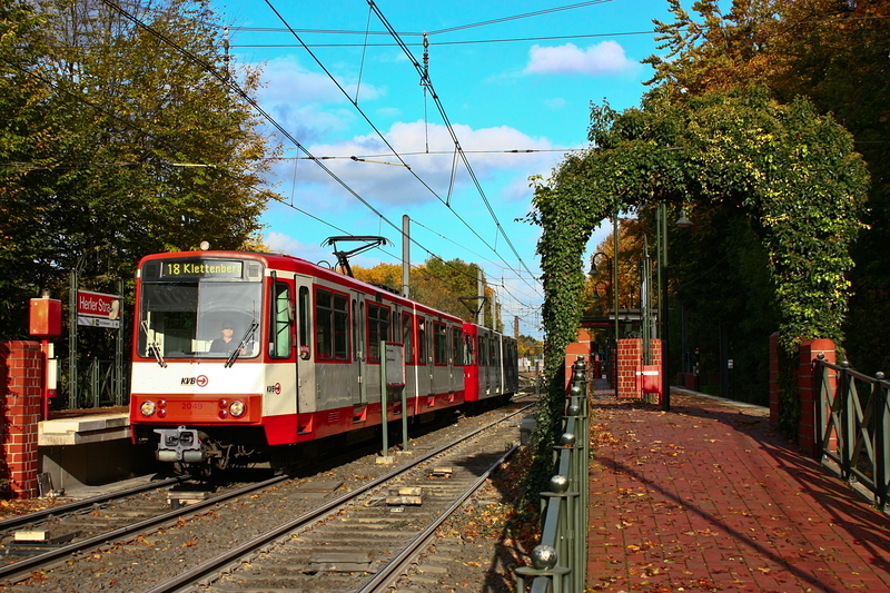 Ein alter B-Wagen von manchen auch Knickie B-Wagen genannt h�lt in der Haltestelle Buchheim Herler Str.
