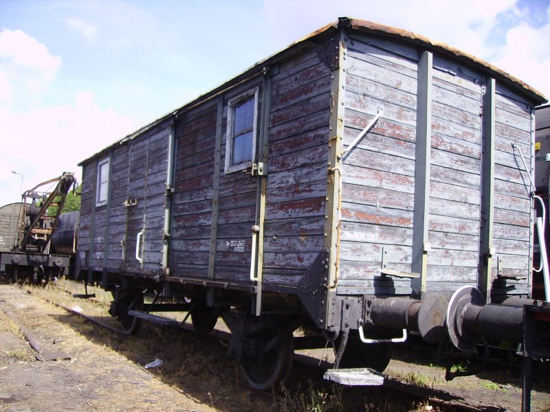 Ein alter Bahnwagen beim BW Wolsztyn. (August 2008)