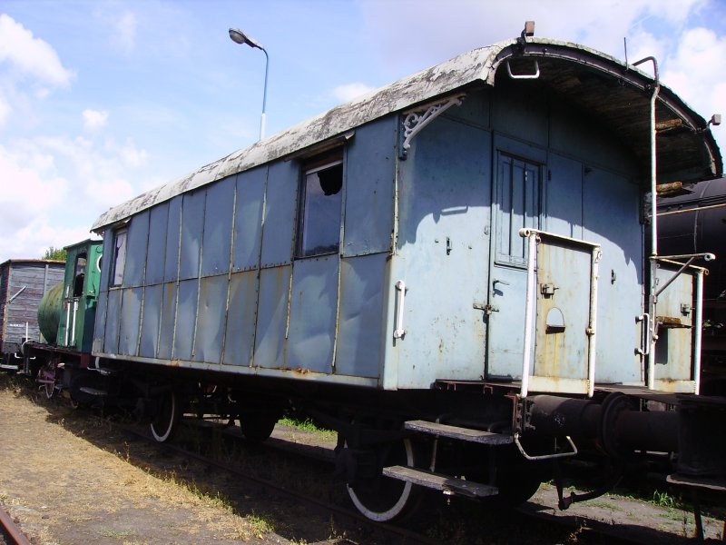 Ein alter Bahnwagen beim BW Wolsztyn. (August 2008)