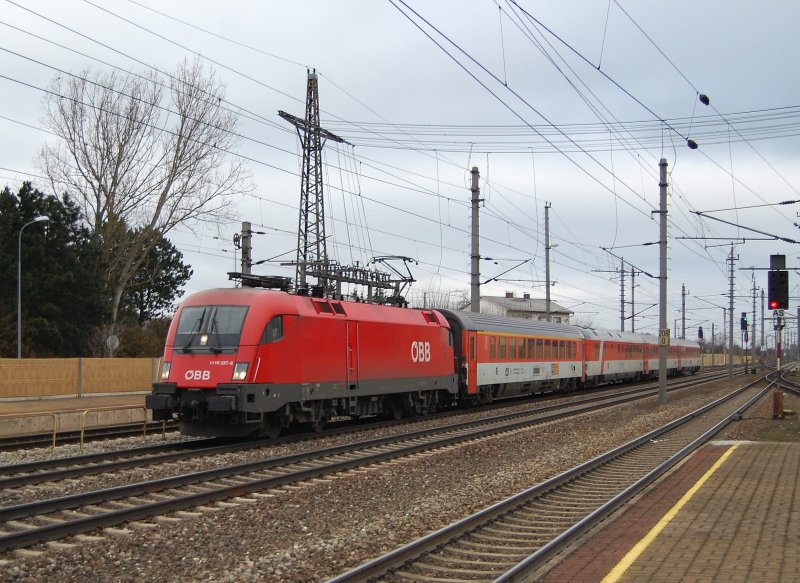 Ein alter Bekannter ist mir am 24.12.2008
in Marchtrenk vor die Kamera gefahren:
Der EC 101  Joze Plecnik  bespannt mit
der 1116 227.