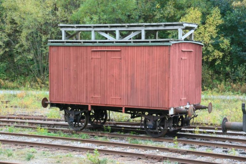 Ein alter Gterwagen der RjB steht neben anderen historischen Fahrzeugen am Bahnhof von Rjukan; 27.09.2009