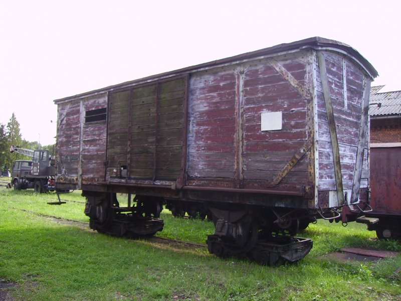 Ein alter Normalspurgterwagen auf Schmalspurbahnrdern im BW Rudy. (August 2008)