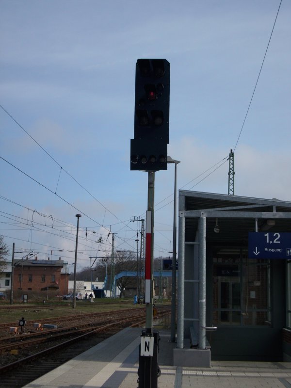 Ein altes DR-Lichtausfahrsignal tut in Bergen/Rgen am 07.04.2008 noch seinen Dienst. 