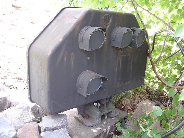 Ein altes Lichtsperrsignal im abgebauten Gterbahnhof Hann Mnden.Wie man sieht wurde schwarze Kappen vor die Blenden gebaut.