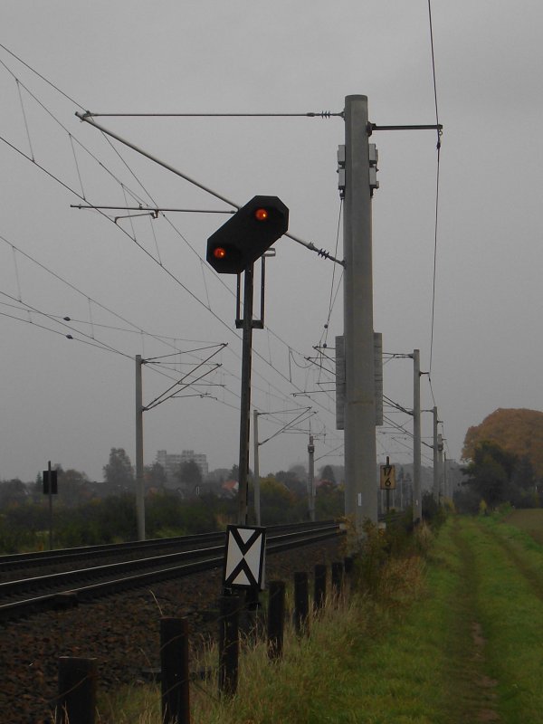 Ein altes Vorsignal und ein Abspannmast an der Kbs 140 zwischen Reinfeld (Holst.) und Bad Oldesloe am 13.10.08.