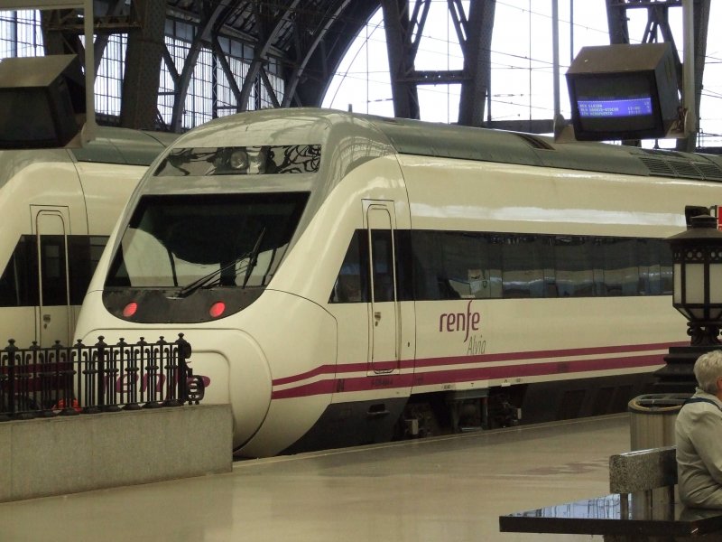 Ein 'Alvia' wartet in Barcelona Estacio de Franca auf seine Abfahrt Richtung Madrid. Angeblich fhrt dieser Zugtyp sechs Mal tglich von Barcelona dirket nach Madrid und wird nur auf dieser Strecke bis jetzt eingesetzt.