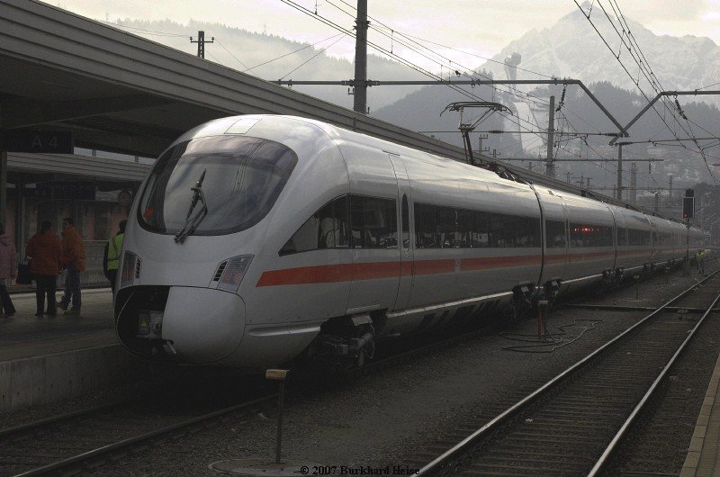 Ein an die BB vermieteter ICE-T beim Halt in Innsbruck am 6.1.2007. Man beachte die halb geffnete Kupplungsabdeckung.