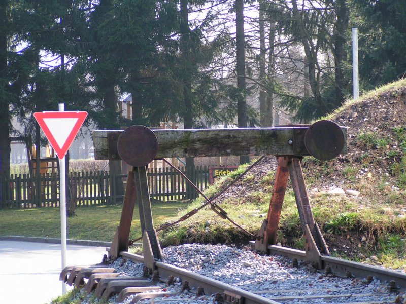 Ein  antiker  Prellbock ragt fast bis auf die Strasse (07-03-14)